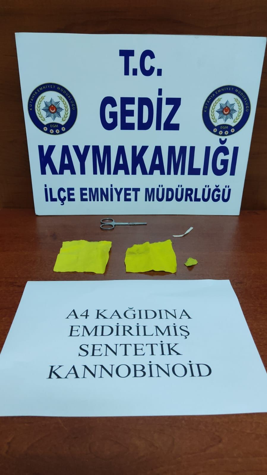 GEDİZ’DE A4 KAĞIDINA EMDİRİLMİŞ UYUŞTURUCU ELE GEÇİRİLDİ