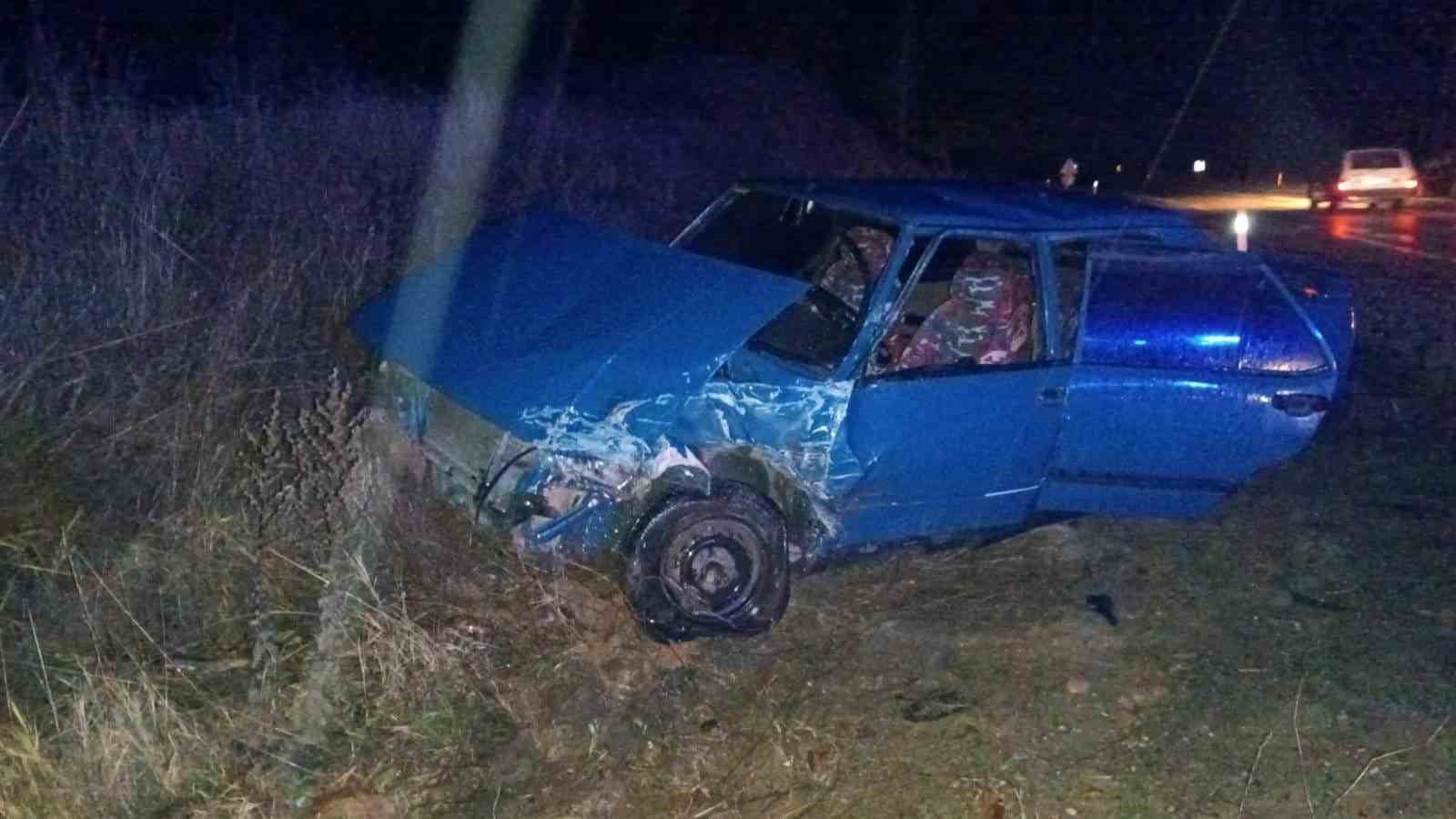 GEDİZ’DE DOMUZA ÇARPAN ARAÇ BAŞKA BİR ARAÇLA KAFA KAFAYA ÇARPIŞTI,