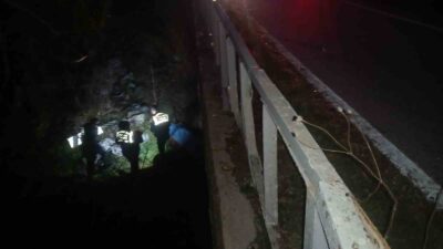 GEDİZ’DE MOTOSİKLET DEREYE UÇTU; 1 ÖLÜ