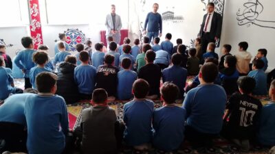 GEDİZ’DE ÖĞRENCİLER FİLİSTİN’DE ŞEHİT OLAN MÜSLÜMANLA İÇİN GIYABİ CENAZE NAMAZI