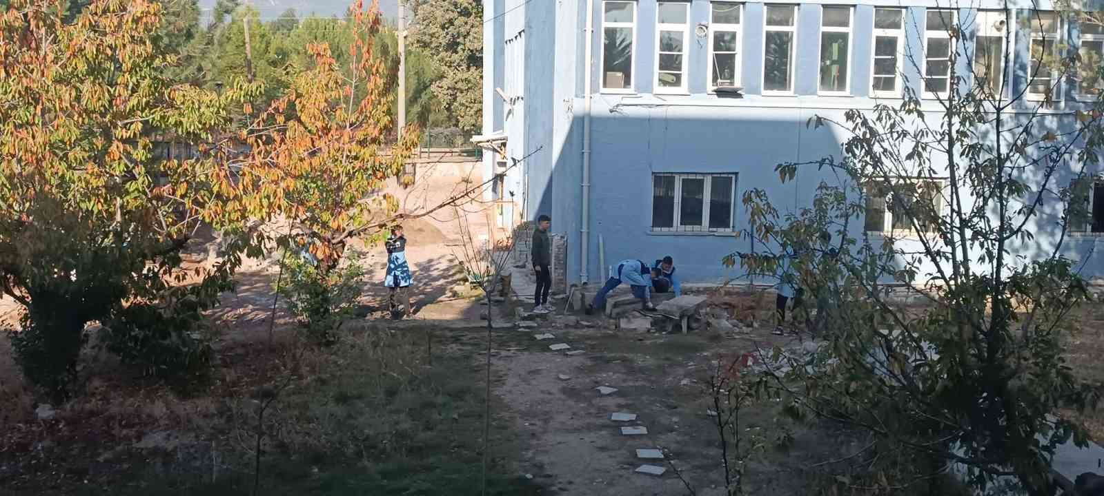 GEDİZ’DE ÖĞRENCİLERİN OKULLARININ TÜM İHTİYACINI KARŞILIYOR