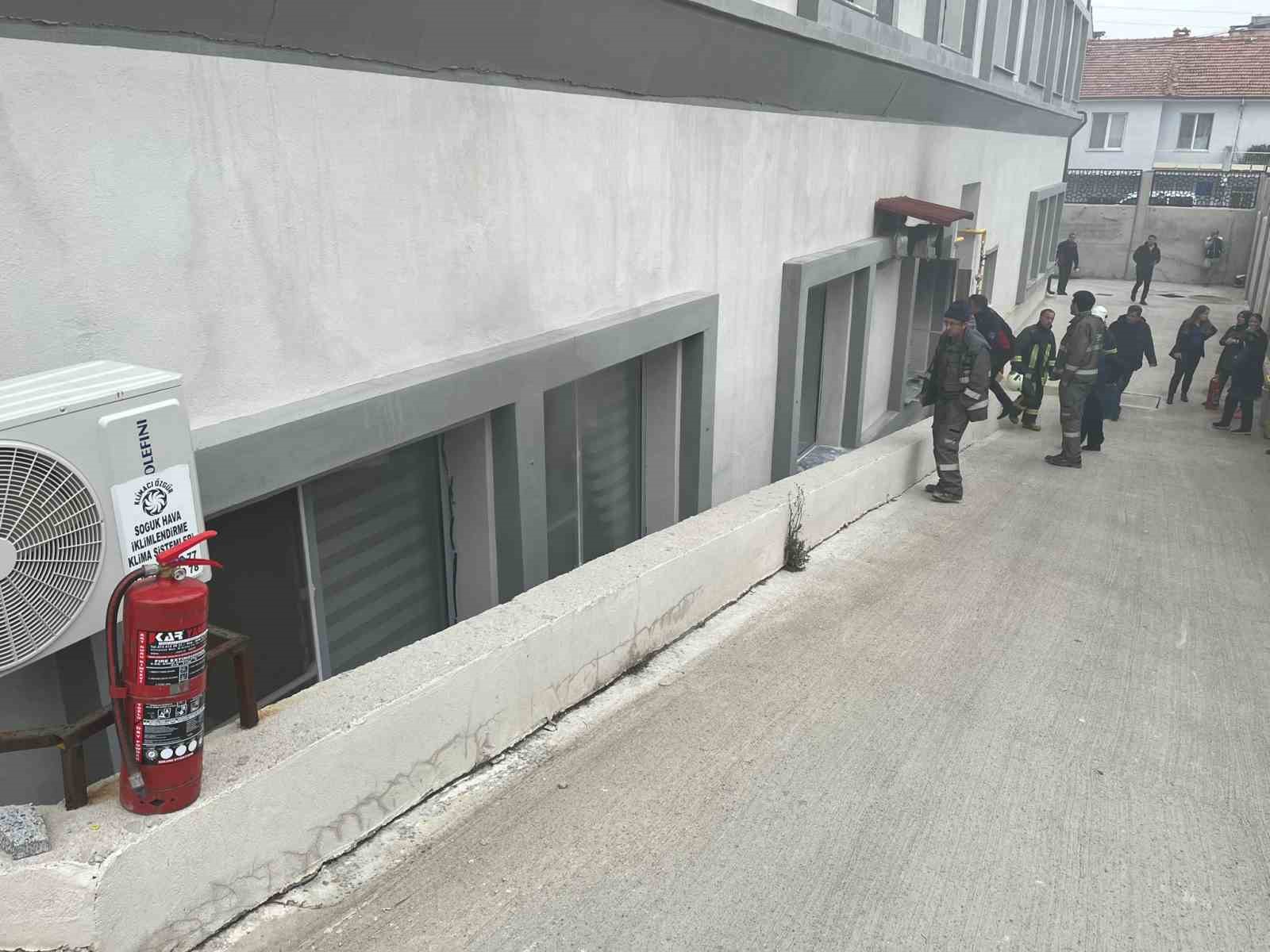 GEDİZ’DE OKUL YURDUNDA ÇIKAN YANGINDA YEMEKHANEDE HASAR OLUŞTU