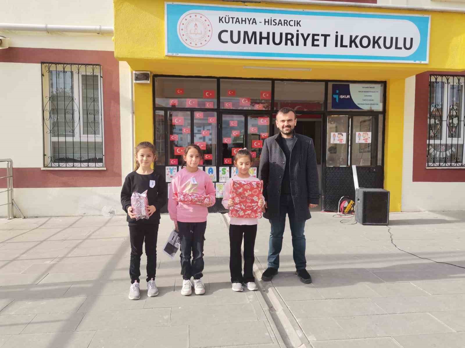 HİSARCIK’TA KÜTÜPHANEDEN EN ÇOK KİTAP ALIP OKUYAN ÖĞRENCİLER ÖDÜLLENDİRİLDİ