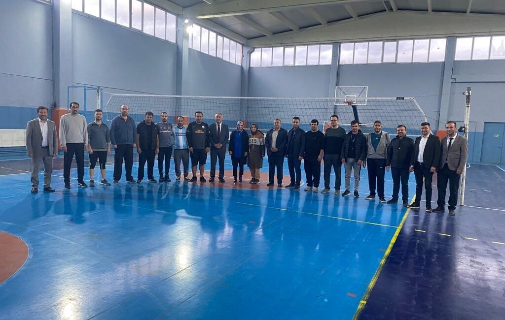 HİSARCIK’TA ÖĞRETMENLER GÜNÜ VOLEYBOL