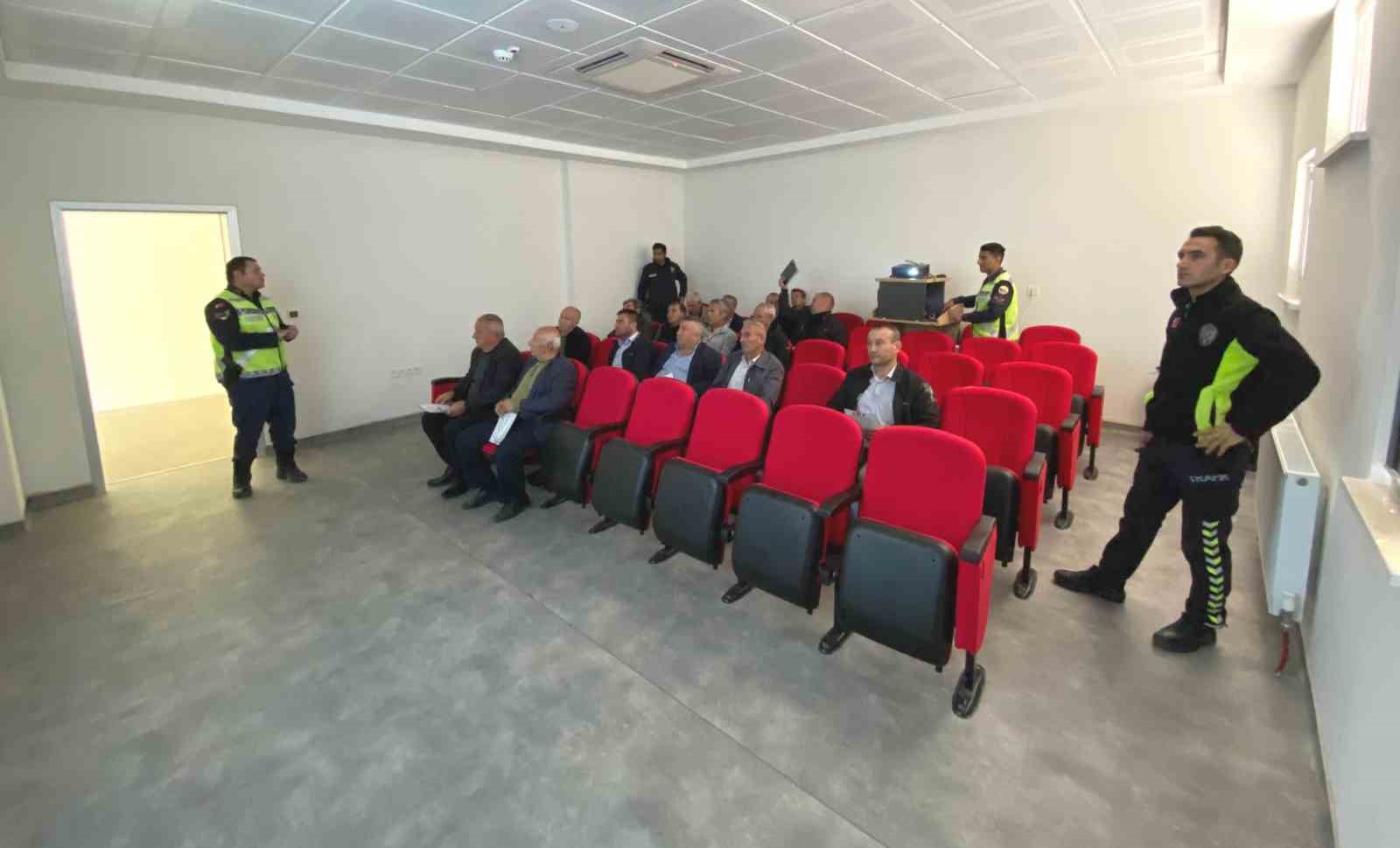 HİSARCIK’TA OKUL SERVİS ŞOFÖRLERİNE TRAFİK GÜVENLİĞİ EĞİTİMİ