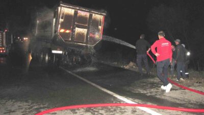 HİSARCIK’TA SEYİR HALİNDEKİ KAMYONUN TEKERLEĞİ PATLAYIP ALEV ALDI