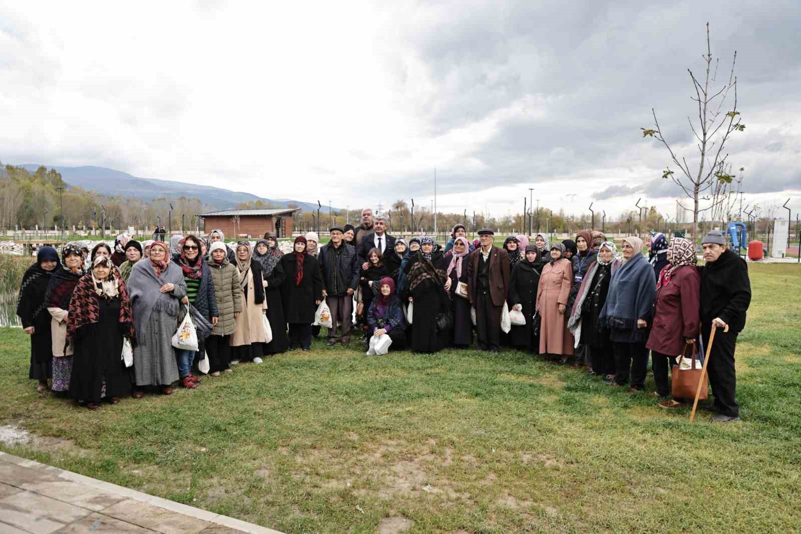 Kütahya Belediyesi, 65 yaş ve üzeri vatandaşlara Kütahya’yı gezdirdi