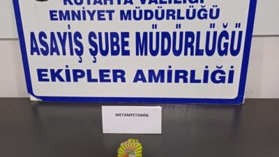 KÜTAHYA'DA 3 KİŞİNİN ÜZERİNDE UYUŞTURUCU MADDE VE KESİCİ ALET ELE