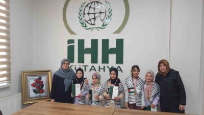 ÜTAHYA’DA GENÇ KIZLAR EVLERİNDEKİ EŞYALARI SATIP PARASINI GAZZE’YE BAĞIŞLADILAR