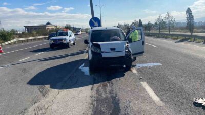 KÜTAHYA'DA İKİ OTOMOBİL ÇARPIŞTI: 2 YARALI