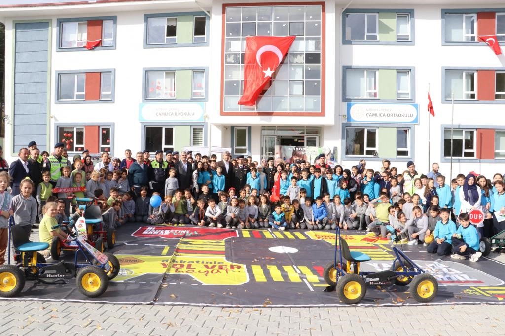 KÜTAHYA’DA JANDARMADAN ÖĞRENCİLERE TRAFİK GÜVENLİĞİ EĞİTİMİ