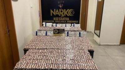 KÜTAHYA’DA OTOBÜS YOLCUSUNUN BAVULUNDA 19 BİN 599 ADET SENTETİK ECZA