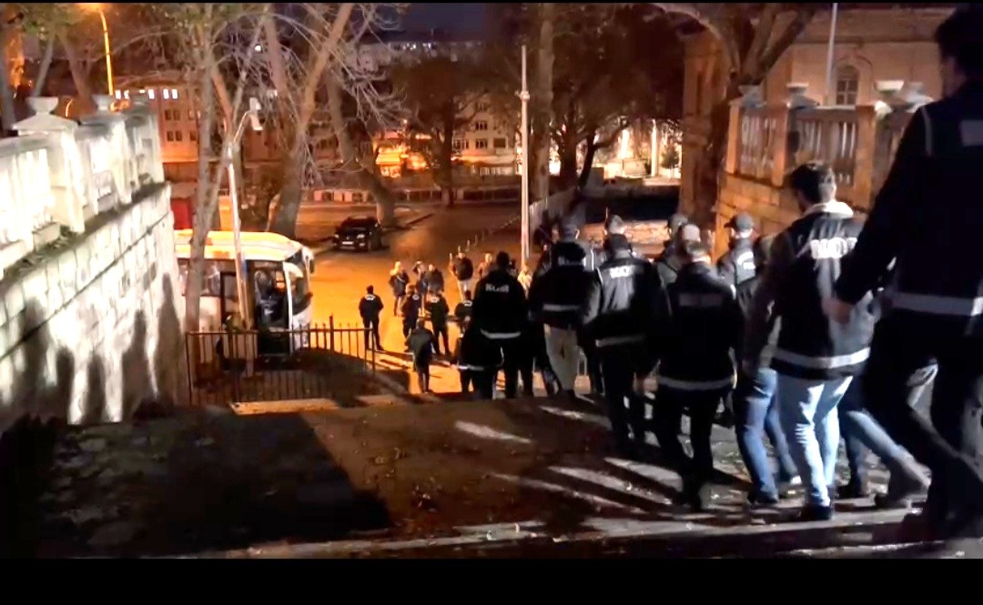 KÜTAHYA’DA SUÇ ÖRGÜTÜNE OPERASYON: 8 ŞÜPHELİ TUTUKLANDI