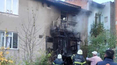 KÜTAHYA'DA YAŞLI BİR ÇİFTİN KALDIĞI EVDE YANGIN