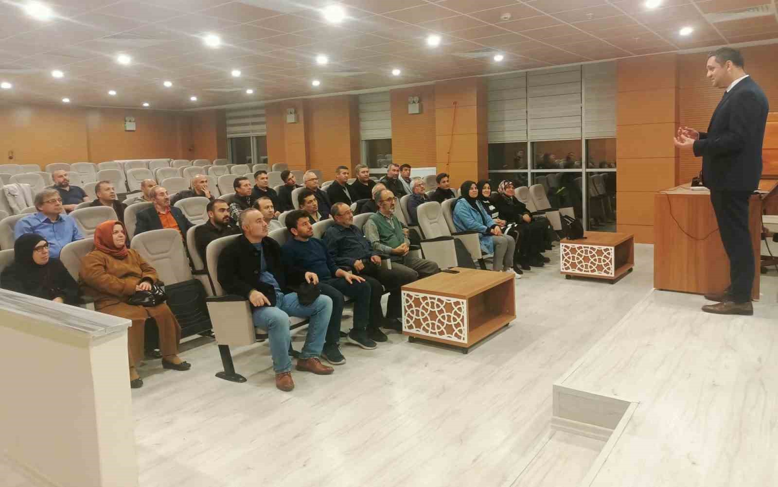 İL MÜDÜRÜ YENİAY, ARICILIK KURSUNA KATILAN KURSİYERLERİ DİNLEDİ