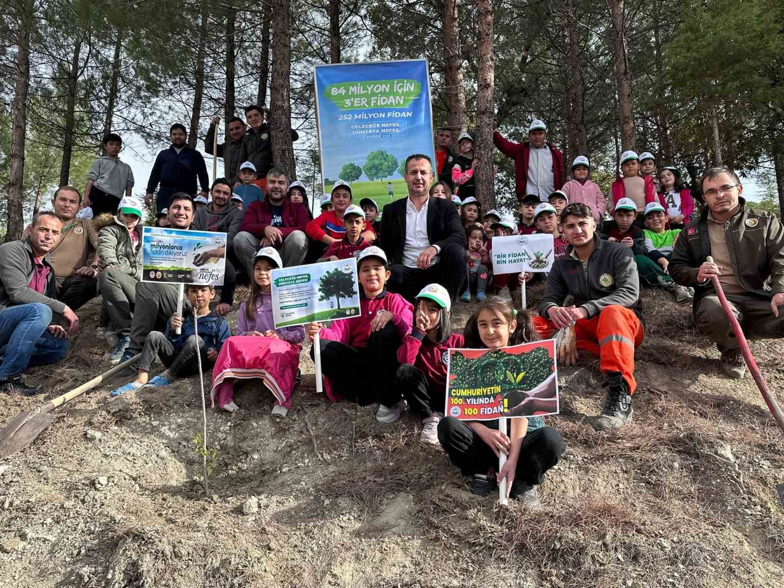 ÖĞRENCİLER 100.YILDA 100 FİDANI TOPRAKLA BULUŞTURDU