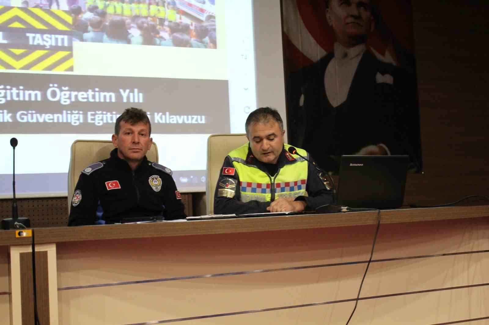 TAVŞANLI'DA LİSE VE ORTAOKUL ÖĞRENCİLERİNE “TRAFİK EĞİTİMİ” VERİLİYOR