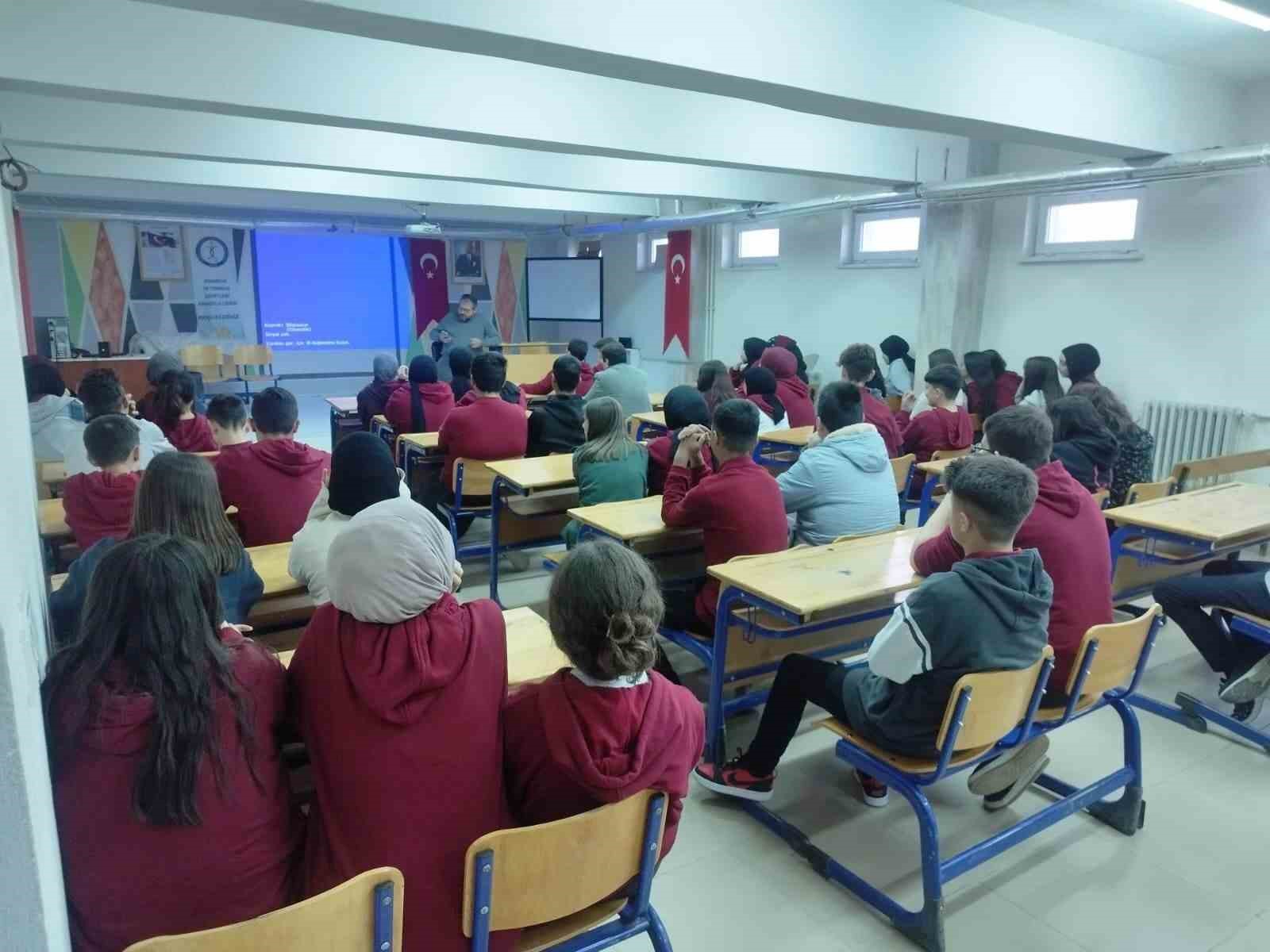 Yazar Şafak Güçlü, Hisarcık’ta lise öğrencileriyle bir araya geldi