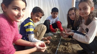 ALTINTAŞ’TA ÖĞRENCİLER YERLİ TOHUMLARI TOPRAKLA BULUŞTURDU