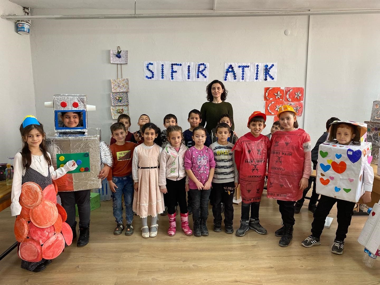 BU OKULDA ATIK MALZEMELER DEĞERLENDİRİLİYOR