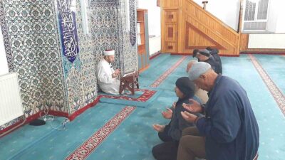 DUMLUPINAR’DA ŞEHİTLER İÇİN SABAH NAMAZINDA KUR’AN OKUNUP DUA EDİLDİ