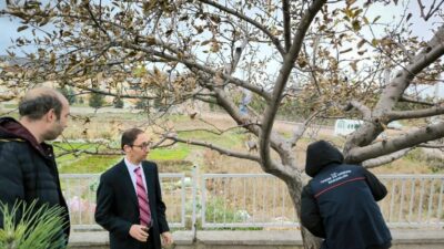 EMET’TE OKUL MÜDÜRÜ MEYVE AĞAÇLARININ BAKIMI KONUSUNDA BİLGİLENDİRİLDİ
