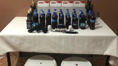 GEDİZ’DE 25 LİTRE SAHTE EL YAPIMI ALKOLLÜ İÇKİ ELE GEÇİRİLDİ