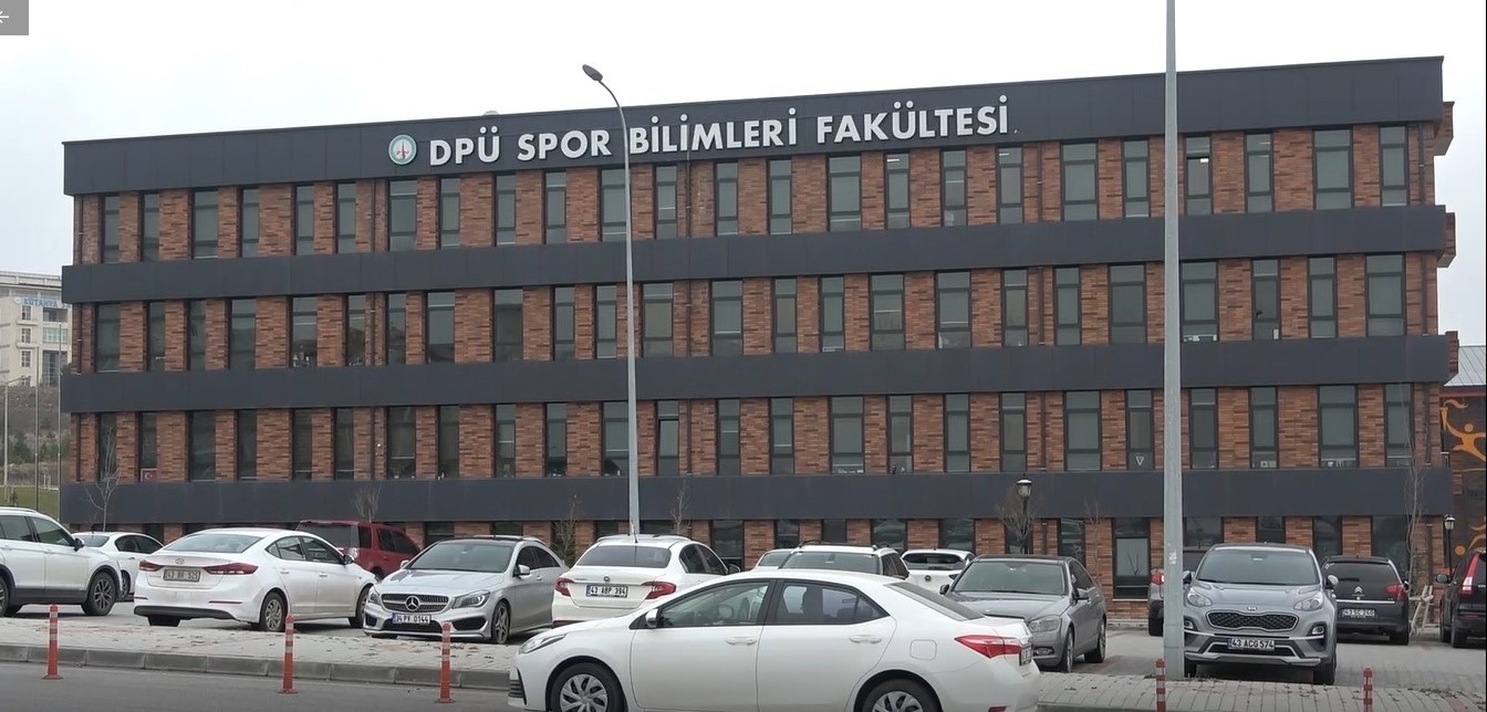 Halil Umut Meler’in mezun olduğu üniversitenin öğrencileri, yumruklu saldırıyı kınadı