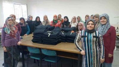 HİSARCIK’TA KURSİYERLER GAZZE'YE GÖNDERİLMEK ÜZERE EŞOFMAN TAKIMI DİKİYOR