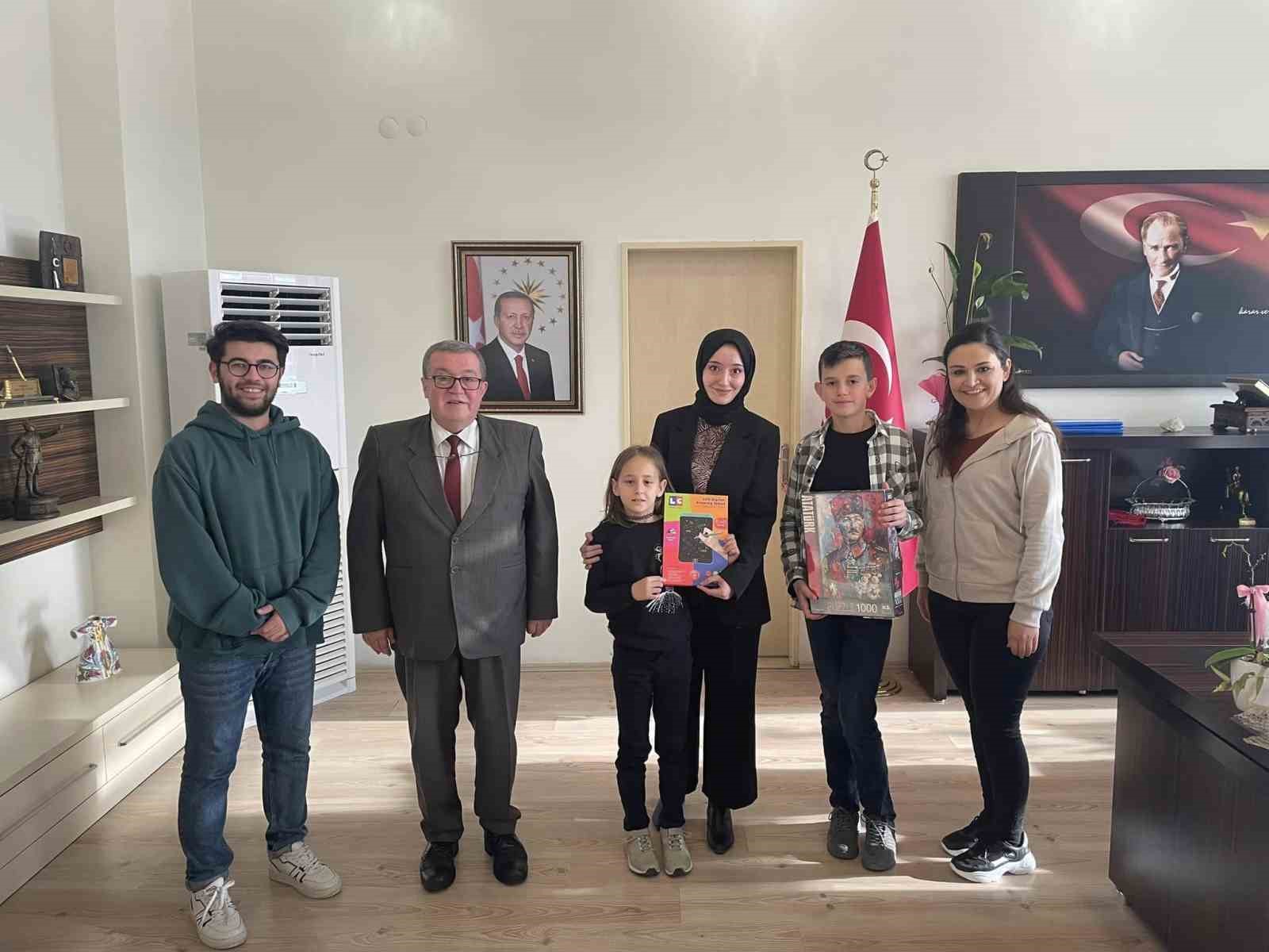 KAYMAKAM ÖZPINAR, BAŞARILI ÖĞRENCİLERİ ÖDÜLLENDİRDİ