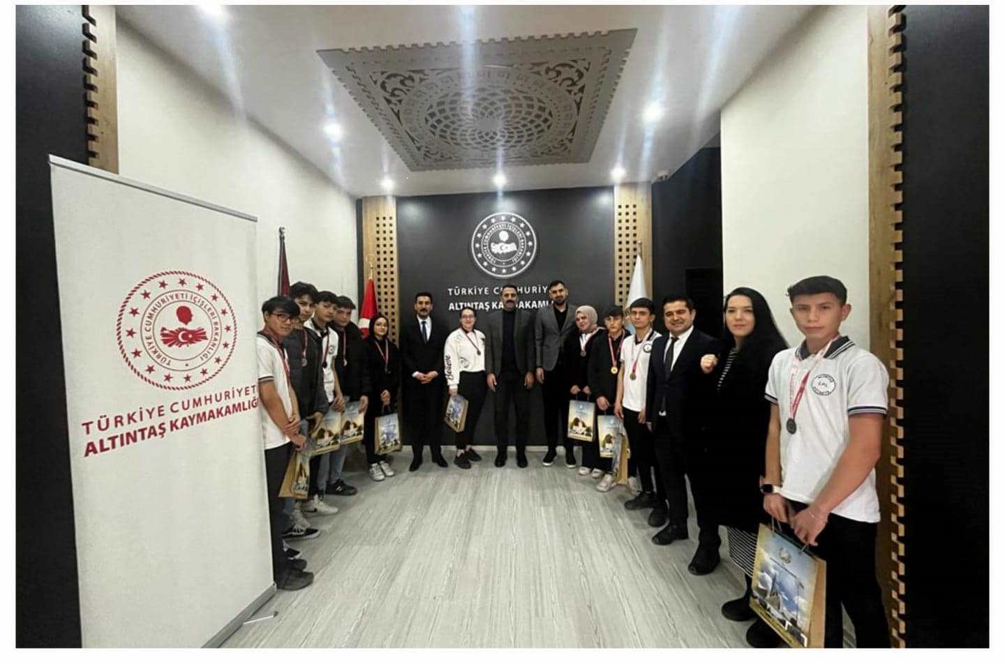 KAYMAKAMI BOZOĞLAN, SPOR MÜSABAKALARINDA DERECEYE GİREN ÖĞRENCİLERİ ÖDÜLLENDİRDİ