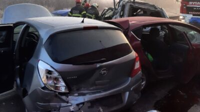 KÜTAHYA'DA 6 ARACIN KARIŞTIĞI ZİNCİRLEME TRAFİK KAZASINDA 2 KİŞİ YARALANDI