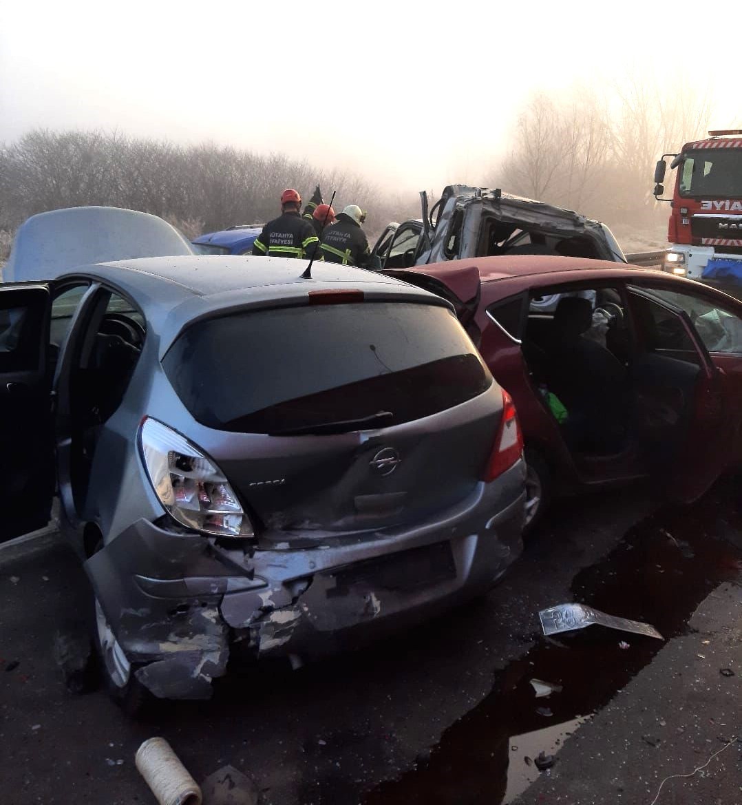 Kütahya’da 6 aracın karıştığı zincirleme trafik kazasında 2 kişi yaralandı