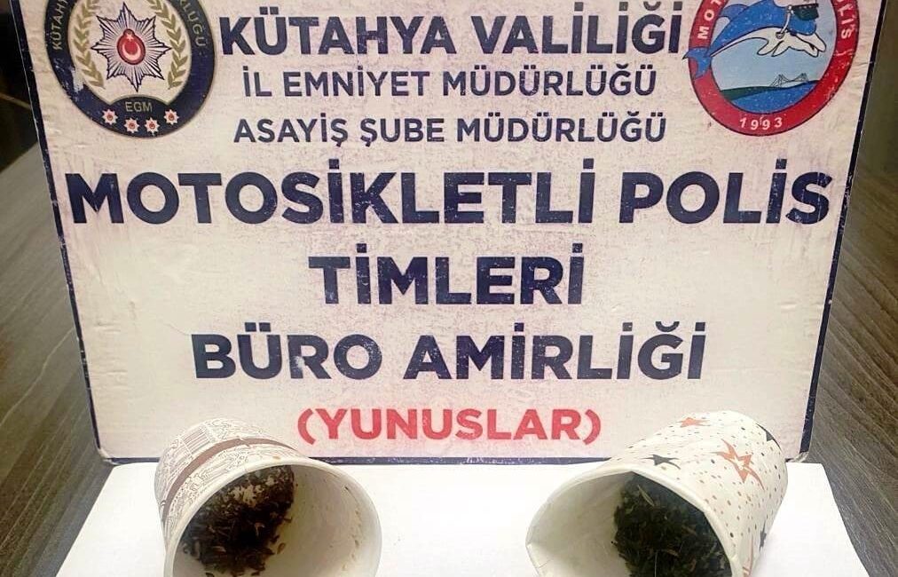 KÜTAHYA’DA ARACINDA UYUŞTURUCU BULUNAN ARANAN ŞAHIS YUNUS TİMLERİNDEN KAÇAMADI