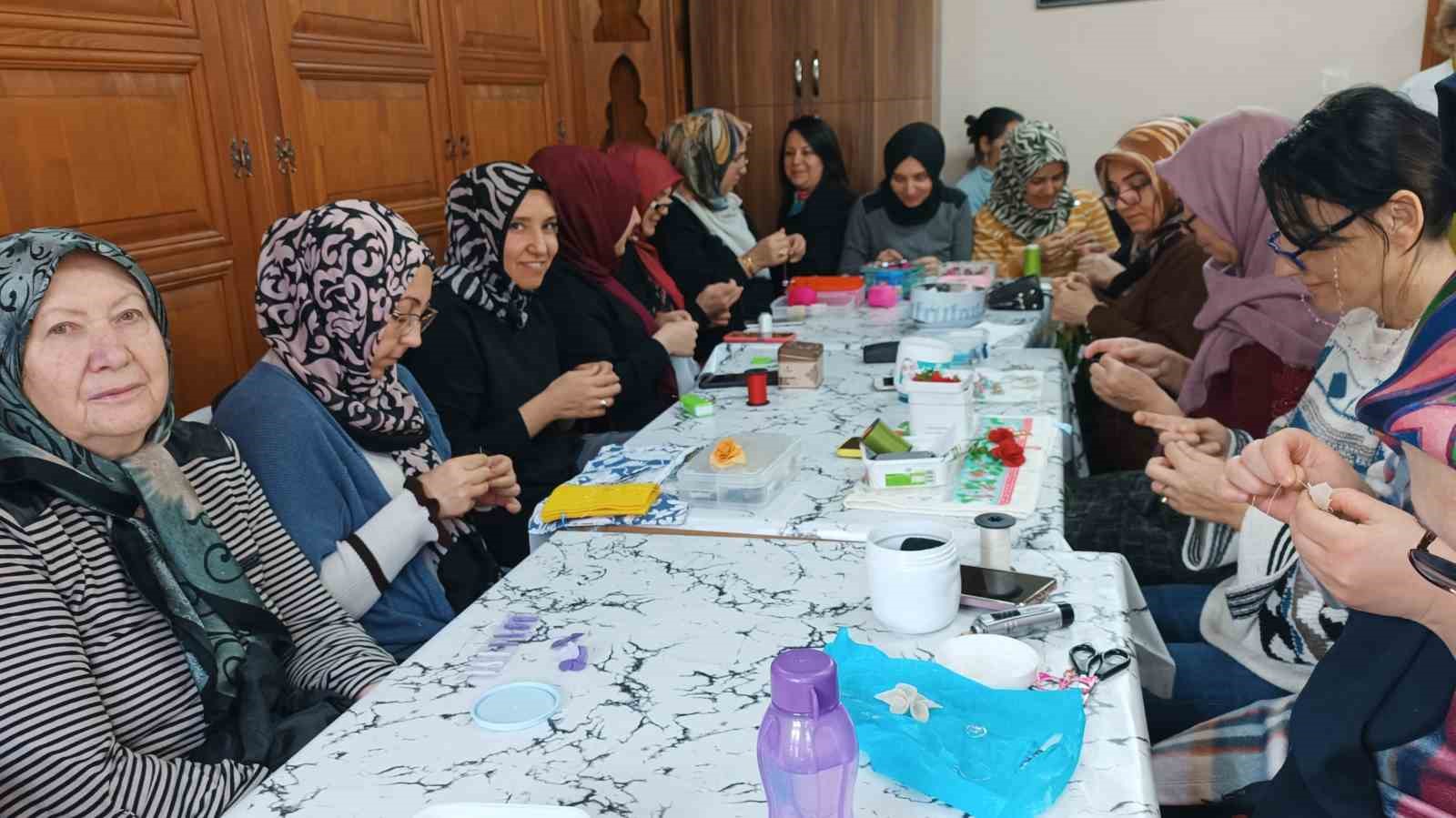 KÜTAHYA'DA AÇILAN İĞNE OYASI KURSU İLGİ GÖRÜYOR.