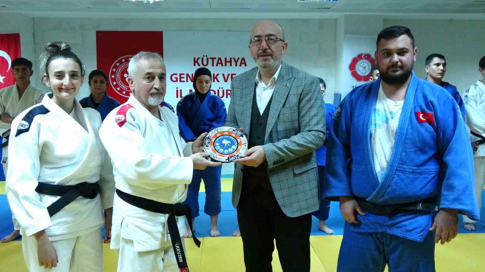 Kütahya’da judo ve atıcılıkta ulusal ve uluslararası yarışmalarda başarı elde eden sporcular ödüllendirildi