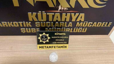 KÜTAHYA’DA KİRALADIĞI ARAÇTA UYUŞTURUCU BULUNAN SÜRÜCÜ TUTUKLANDI