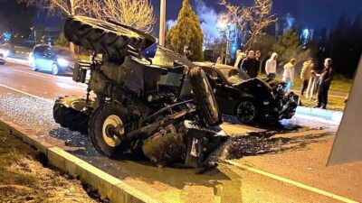 KÜTAHYA'DA OTOMOBİL İLE TRAKTÖR ÇARPIŞTI: 3 YARALI