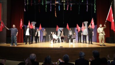 DPÜ’DE “VAZOMATİK” İSİMLİ TİYATRO OYUNU SAHNELENDİ