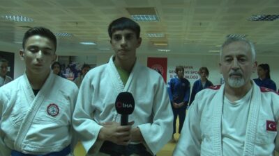 MUHİTTİN EFE (ORTADA)