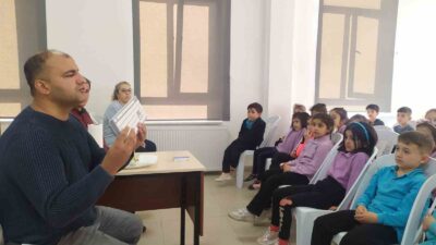 MİNİK ÖĞRENCİLER GÖRME ENGELLİ AMCALARIYLA BULUŞTU