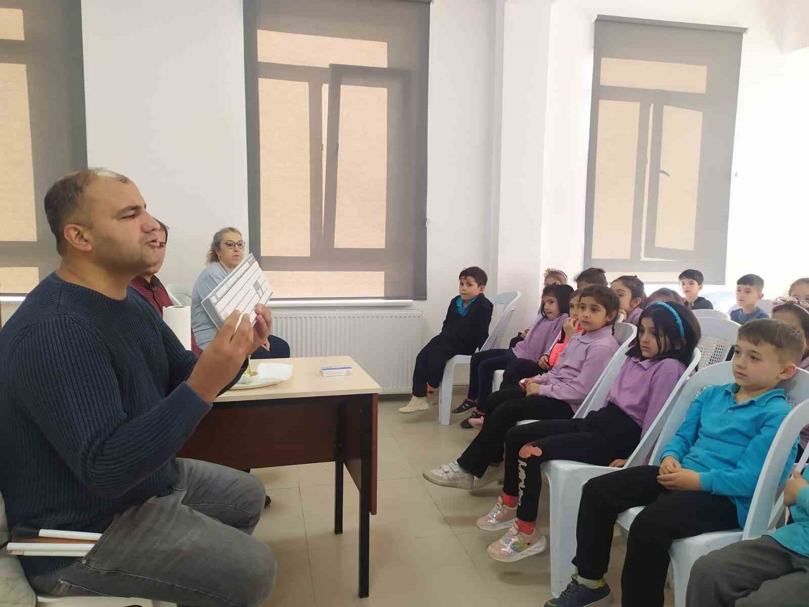 MİNİK ÖĞRENCİLER GÖRME ENGELLİ AMCALARIYLA BULUŞTU