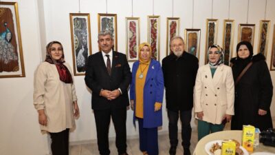 SELÇUKLU’DAN GÜNÜMÜZE GELEN MOTİFLERİ AĞAÇ PARÇALARINA İŞLEYEREK YAŞATIYOR