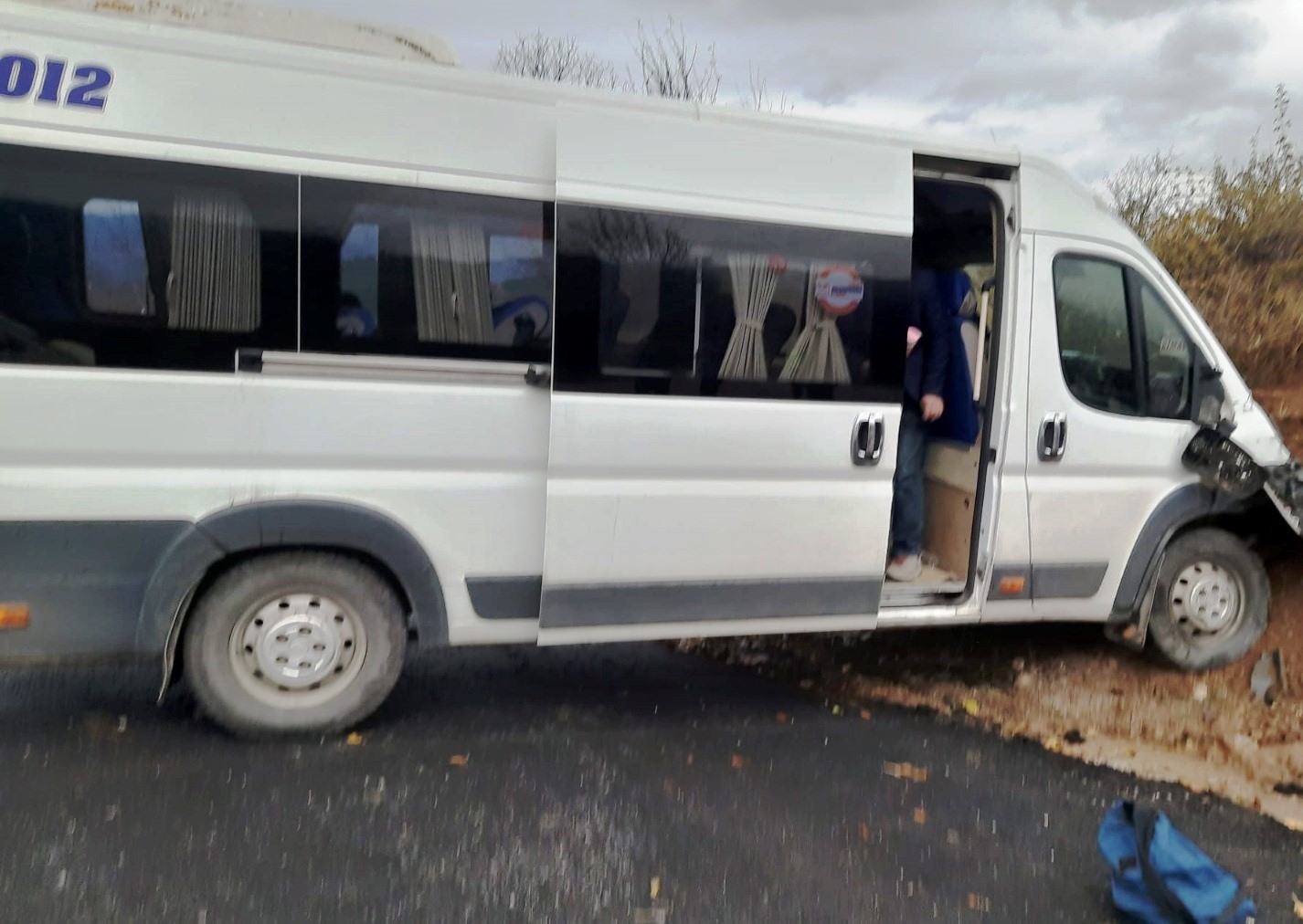 Simav’da servis aracı toprak yığınına çarptı: 14 öğrenci yaralandı