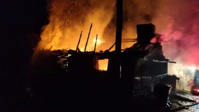 TEK KATLI EVDE YANGIN ÇIKTI, 1 KİŞİ DUMANDAN ETKİLENDİ