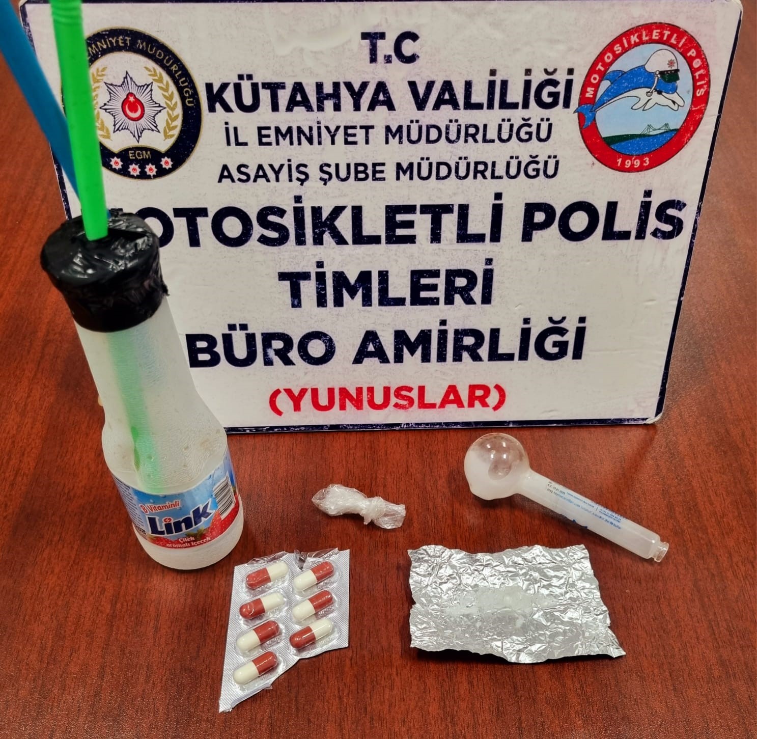 KÜTAHYA’DA YUNUS TİMLERİNCE BİR ARAÇTA UYUŞTURUCU ELE GEÇİRİLDİ