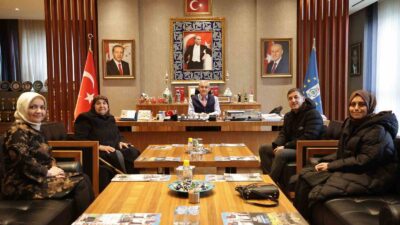 ALİM IŞIK DÂRÜLKURRÂ'YI BAĞIŞLAYAN HESNA EMREM'İ AĞIRLADI