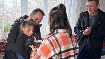 ASLANAPA’DA MİNİK BUĞLEM’İN DOĞUM GÜNÜNÜ KAYMAKAM DEMİRCİ KUTLADI