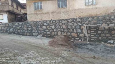 PAZARLAR İLÇESİ YAKUPLAR MAHALLESİNDE YIKIMA YÜZ TUTMUŞ YOL KENARINDAKİ DUVARLAR