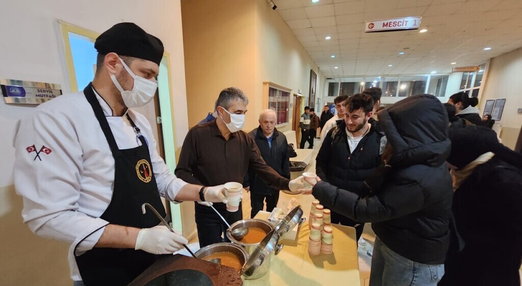 DPÜ’DE ÖĞRENCİLERE ÇORBA İKRAMI